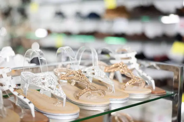 Скляна Вітрина Показує Різні Моделі Сандалій Магазині Взуття — стокове фото