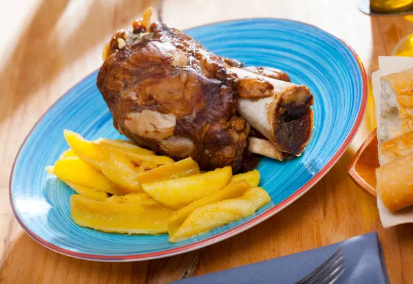Appetizing Baked Pork Knuckle Codillo Served Baked Potatoes Plate — Stock Photo, Image