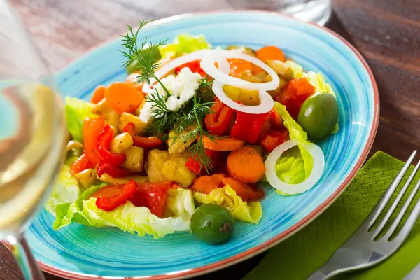 Köstlicher Warmer Salat Mit Gebackenem Gemüse Gemüse Und Frischem Dill — Stockfoto