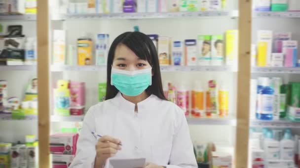 Čínská Lékárnice Ochranné Masce Obličeje Stojící Mezi Regály Lékárně Vysoce — Stock video