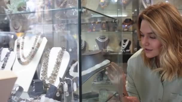 Zaujala Vás Klientka Obdivující Šperky Figurky Přírodních Drahokamů Skleněné Vitríně — Stock video