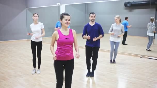 Gülümseyen Dansçılar Dans Stüdyosunda Yetişkinler Için Bachata Hareketleri Yapıyorlar Yüksek — Stok video