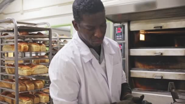 Pozytywny Afrykańsko Amerykański Piekarz Kładzie Świeży Chleb Wysokiej Jakości Materiał — Wideo stockowe