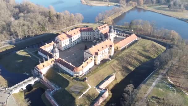 Luftaufnahme Der Historischen Befestigten Burg Nesvizh Landschaftspark Und Teiche Sonnigen — Stockvideo