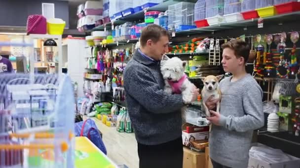 Vater Mit Halbwüchsigem Sohn Und Kleinem Hund Wählen Tierladen Produkte — Stockvideo