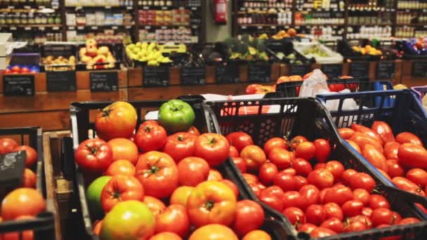 スーパーマーケットでの販売のためのさまざまな新鮮なトマトの完全な皿の閉鎖 高品質のフルHd映像 — ストック動画