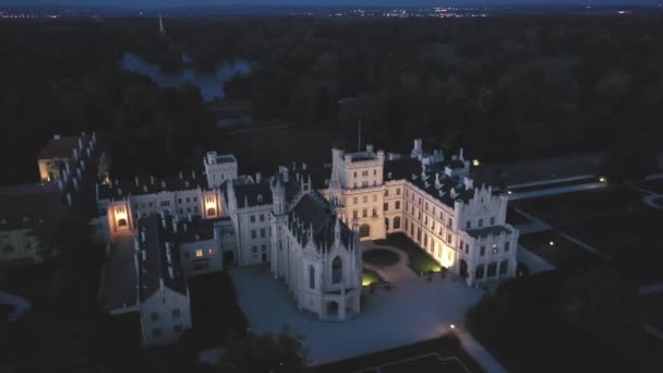 Utsikt Från Drönare Imponerande Medeltida Palats Lednice Vid Skymning Sydmähren — Stockvideo