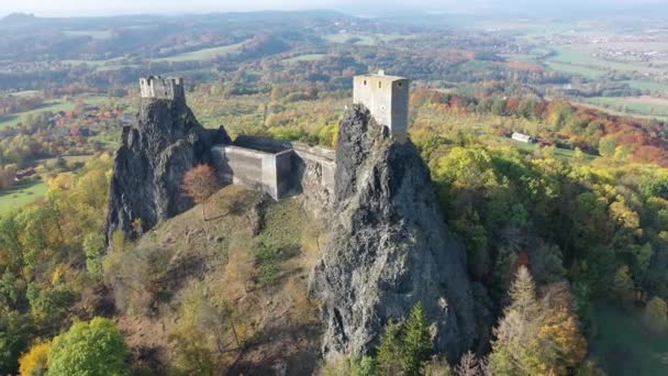 Vue Aérienne Deux Tours Château Trosky Abandonné Ruine Sur Des — Video