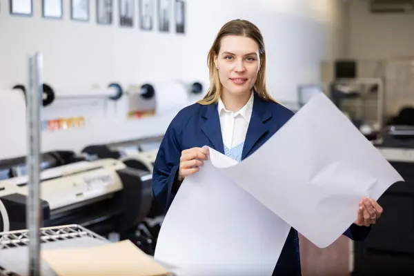 Женщина Работница Проверяет Бумагу Типографии — стоковое фото