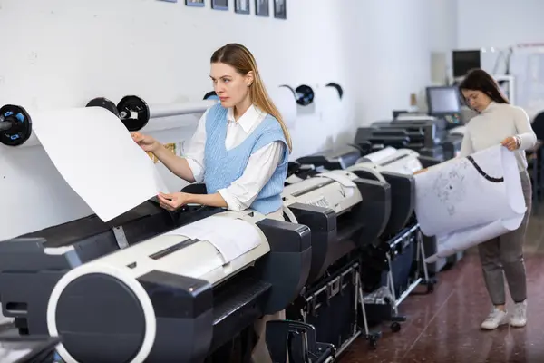 Mujer Caucásica Que Trabaja Oficina Impresión Utilizando Una Impresora Gran — Foto de Stock