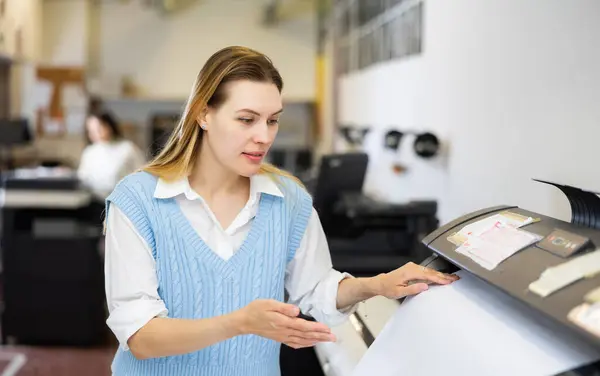 Mujer Que Usa Impresora Mientras Trabaja Imprenta Trabajadora Imprenta Usando — Foto de Stock