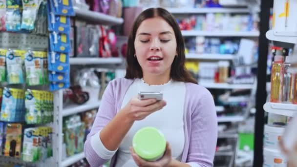 Compradora Que Escanea Código Usando Teléfono Móvil Una Tienda Cosméticos — Vídeo de stock