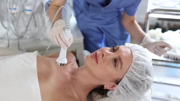 Mladá Žena Dostává Hardwarovou Kosmetickou Léčbu Hrudníku Krku Pomocí Vysokofrekvenčního — Stock video