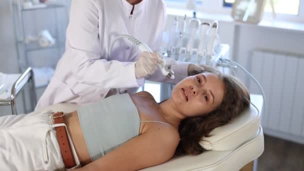 Junges Europäisches Mädchen Bei Schönheitsoperationen Mit Makromolekülen Die Den Stift — Stockvideo