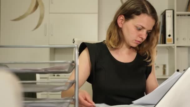 Портрет Женщины Офисного Работника Сидящей Столом Делающей Ежедневную Бумажную Работу — стоковое видео