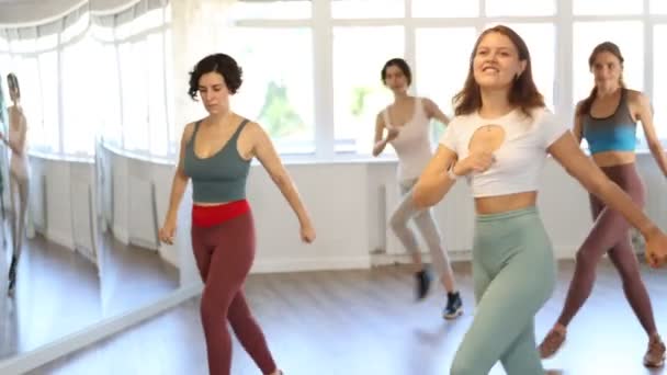 在演播室排练现代舞步的一组妇女 — 图库视频影像