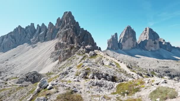 晴れた秋のイタリア北東部のセクテン ドロミテでのパターンコフェル山の景色と3ピークの岩の戦闘の尾 高品質の4K映像 — ストック動画