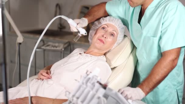 Zkušený Mužský Lékař Používá Pokročilé Vybavení Pro Podávání Kosmetických Procedur — Stock video