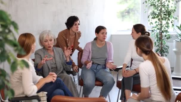 Několik Žen Sedí Kruhu Živě Diskutují Současné Situaci Studenti Sedí — Stock video