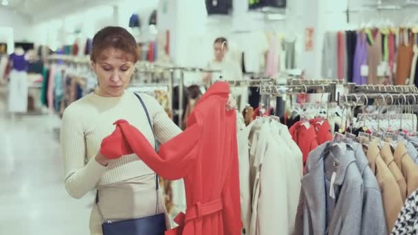 Inspectie Van Winkels Assortiment Vrouw Kiest Vacht Hangers Nauwkeurig Onderzoekt — Stockvideo