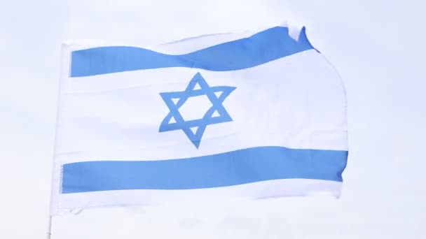 灰色の空に対する旗竿にイスラエルの旗のキャンバス クローズアップ 灰色の背景 — ストック動画