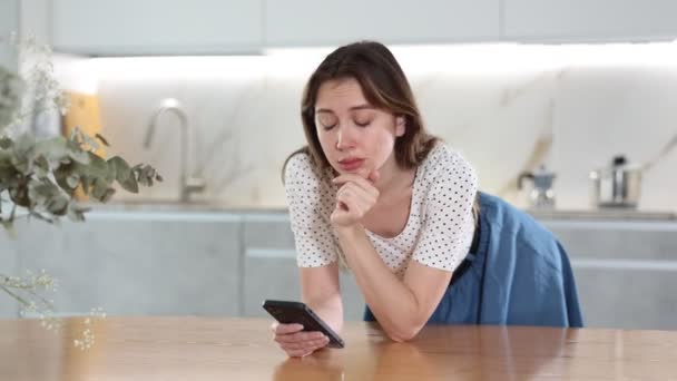 Aburrida Mujer Mediana Edad Inclinándose Sobre Mesa Mirando Pensativamente Teléfono — Vídeo de stock