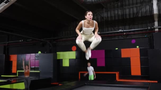 Feliz Jovem Emocional Ativo Saltando Trampolim Enquanto Diverte Parque Diversões — Vídeo de Stock