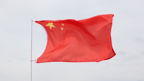 Národní Vlajka Číny Pěti Zlatožlutými Hvězdami Zářícími Červeném Hedvábí Symbolizujícím — Stock video