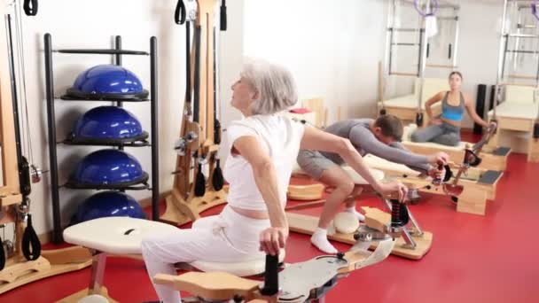 체육관에서 성숙한 여성은 감소와 어깨의 다기능 벤치에 코르셋을 강화하기 필라테스를 — 비디오