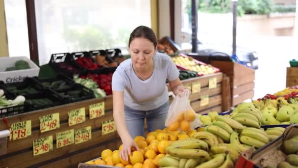 Büyük Bir Markette Portakal Seçen Memnun Bir Kadın Alıcı Yüksek — Stok video