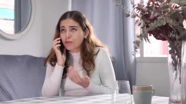 Porträt Einer Frustrierten Unglücklichen Jungen Frau Die Schlecht Telefoniert Während — Stockvideo