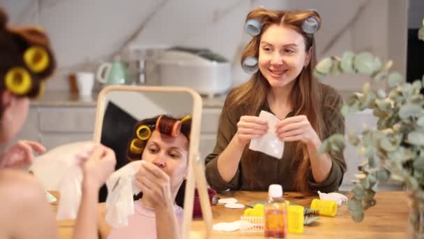 Erwachsene Frau Und Junge Frau Verwenden Feuchtigkeitsspendende Gesichtsmaske — Stockvideo