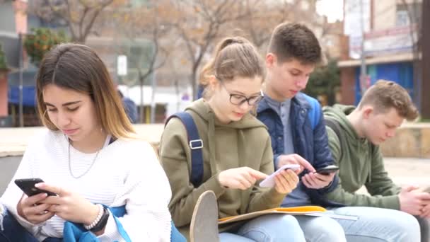 青少年在户外使用电话 青少年对社交网络着迷的概念 — 图库视频影像