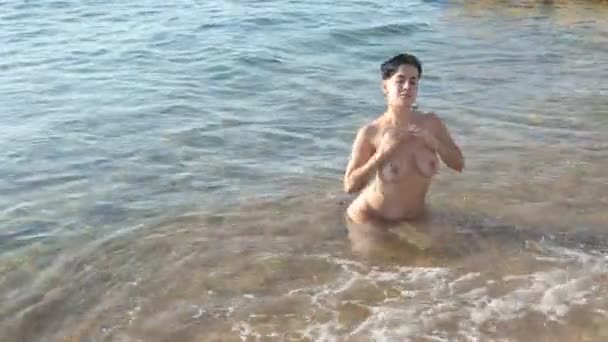 Nacktfoto Einer Lateinamerikanischen Frau Mit Perfektem Körper Die Strand Kniet Lizenzfreies Stock-Filmmaterial