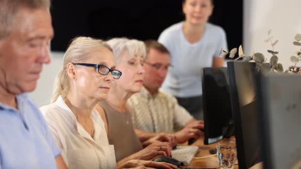 Donna Anziana Motivata Occhiali Padronanza Delle Abilità Informatiche Durante Corso — Video Stock