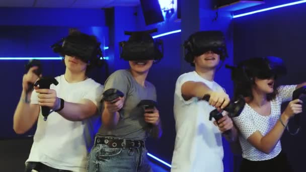 Сучасні Молоді Люди Які Разом Грають Відеоігри Носять Заголовки Віртуальної — стокове відео