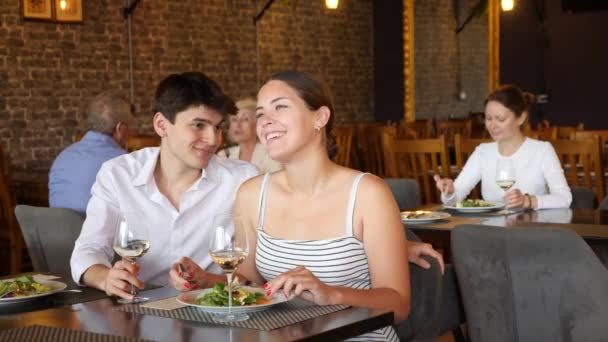 Jovens Homens Mulheres Positivos Comunicam Restaurante Durante Jantar Guy Menina — Vídeo de Stock