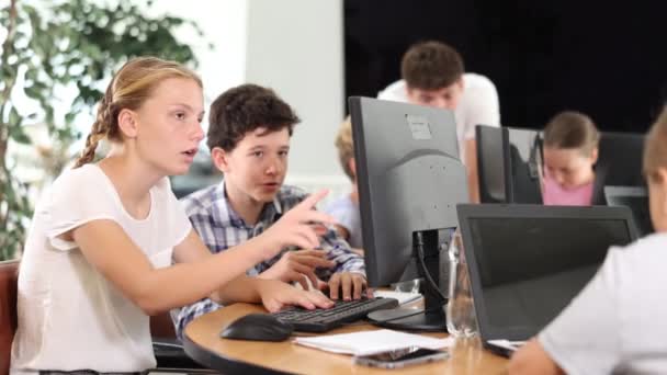 男生和女生在课堂上学习使用计算机 — 图库视频影像