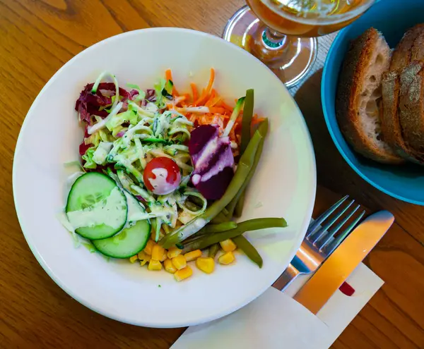 Köstlicher Salat Aus Mais Gurken Kohl Und Gekochten Bohnen Mit — Stockfoto