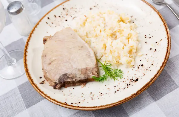 Smakfull Bakt Tunfiskbiff Servert Svart Tallerken Med Hvit Ris Frisk – stockfoto