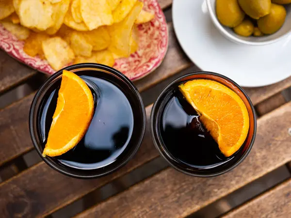 オレンジのスライスと赤口ドリンク タパスと提供人気のスペインの食前酒 — ストック写真