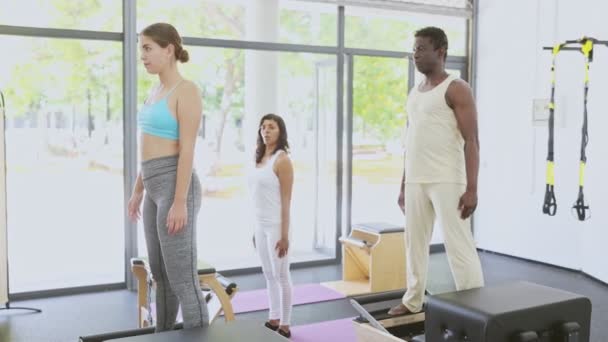 Afroameričan Mladá Evropanka Cvičí Pilates Reformátory Latinská Žena Instruktorka Pomáhá — Stock video