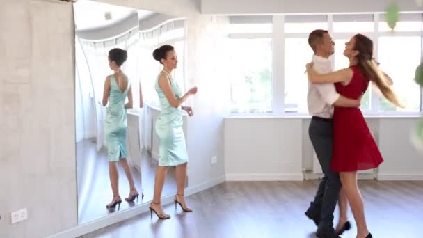 Homme Fille Prennent Des Leçons Danse Auprès Professeur Expérimenté Couple — Video