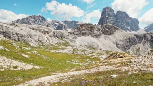 晴れた夏の日に険しい斜面を持つイタリアのドロマイトのタワーの岩のピークの写真ビュー — ストック動画