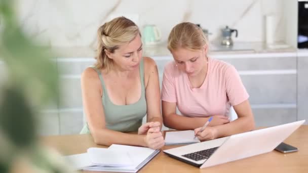 Familie Macht Gemeinsam Hausaufgaben Mutter Unterstützt Ihre Halbwüchsige Tochter Die — Stockvideo