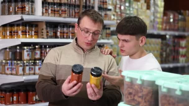 Young Guy Tells Man What Delicious Spices Buy Supermarket High — Stock Video