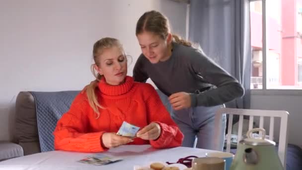 Веселая Школьница Подросток Берет Деньги Евро Своей Позитивной Матери Домашнем — стоковое видео