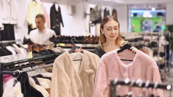 Inspectie Van Winkels Assortiment Meisje Kiest Bont Jas Hangers Nauwkeurig — Stockvideo