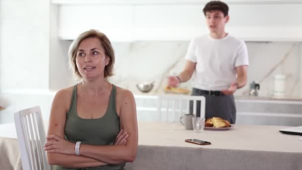 Indifferent Upset Woman Listens Ignores Young Guys Swearing Turned Away — Stock Video