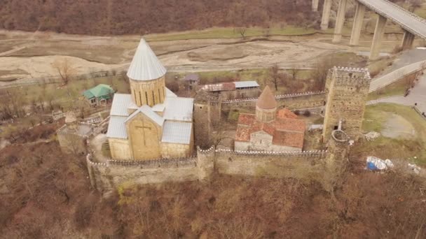 Mtskheta Mtianeti地区位于第比利斯附近格鲁吉亚军事公路上重建的中世纪防御工事Ananuri城堡的空中景观 — 图库视频影像